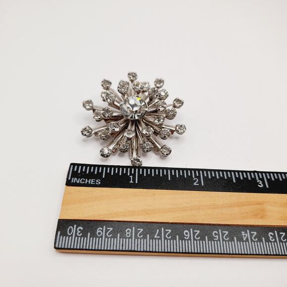 Vintage 1950s Snowflake Rhinestone Brooch, Clear Sparkling Stones, Just Under 2” - Picture 6 of 9